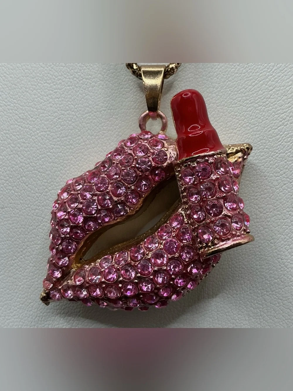 BETSEY JOHNSON GOLD TONE PINK CRYSTAL PAVE RED ENAMEL LIP AND LIPSTICK PENDANT